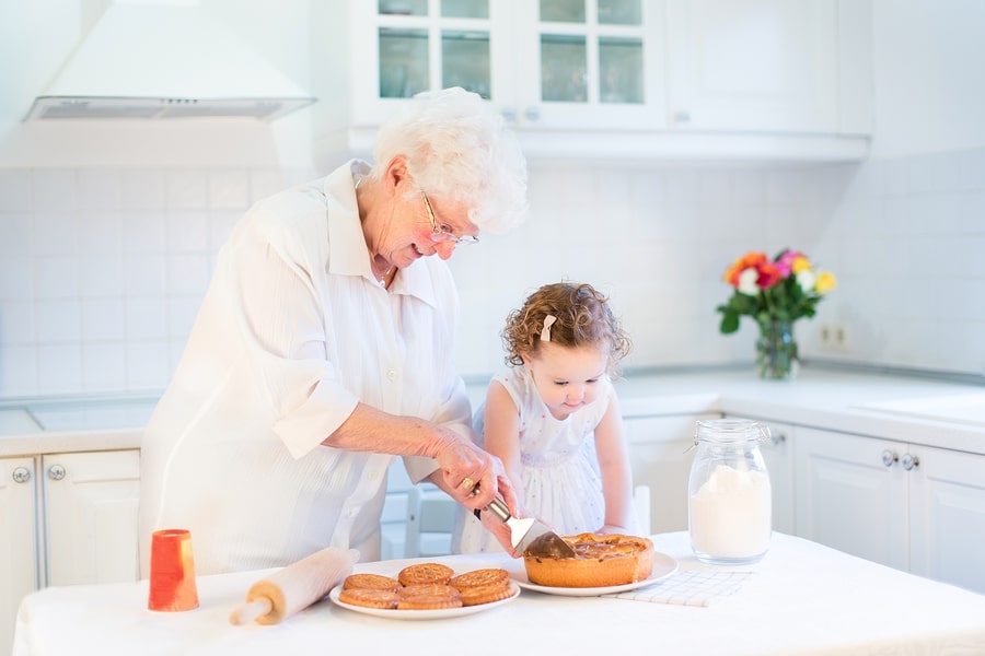 Elderly Care in The Heights TX: Five Hobbies Your Mom Will Love Doing With Her Grandchildren